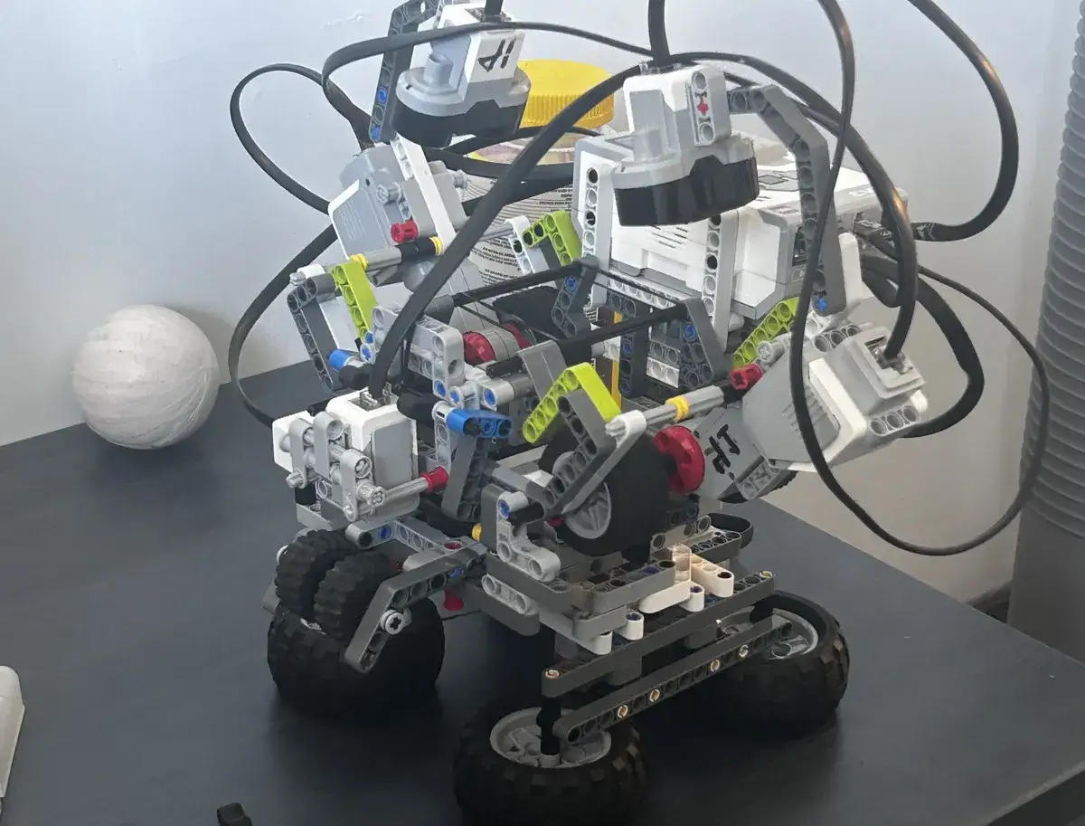 LEGO EV3 card shuffler and dealer robot